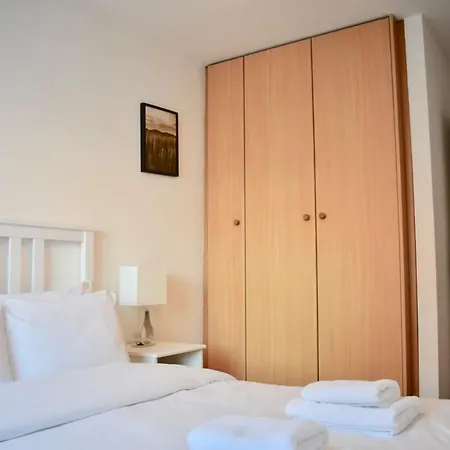 Bright 2 Bed 1 Bath Apt With Rooftop Terrace *