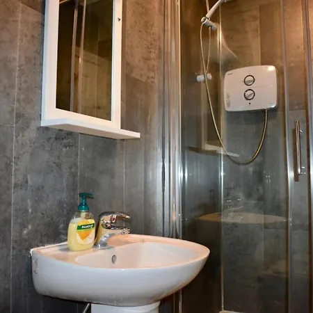 Bright 2 Bed 1 Bath Apt With Rooftop Terrace *