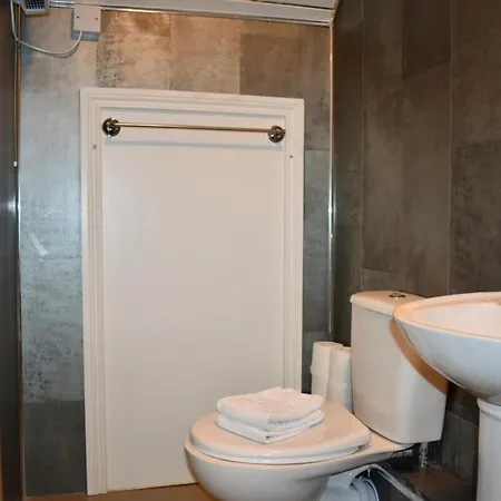 Bright 2 Bed 1 Bath Apt With Rooftop Terrace