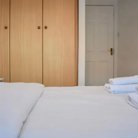 Bright 2 Bed 1 Bath Apt With Rooftop Terrace *