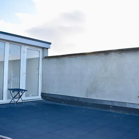 Bright 2 Bed 1 Bath Apt With Rooftop Terrace *