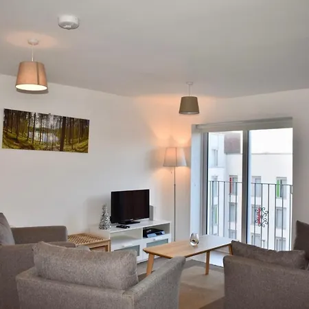 Bright 2 Bed 1 Bath Apt With Rooftop Terrace Apartment *