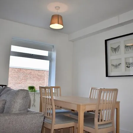 Bright 2 Bed 1 Bath Apt With Rooftop Terrace *